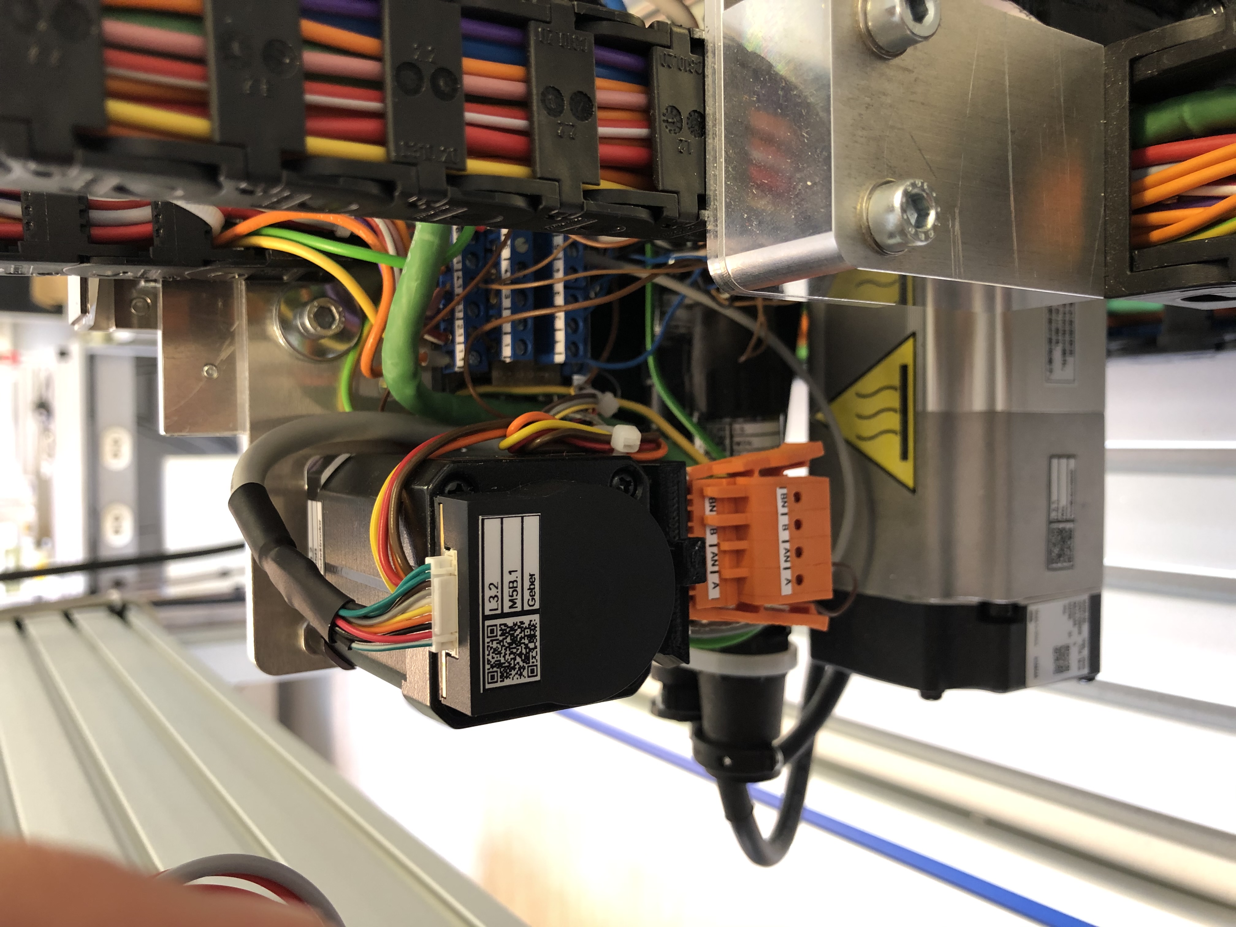 Detailaufnahme Querachse Servomotor Rückseite.