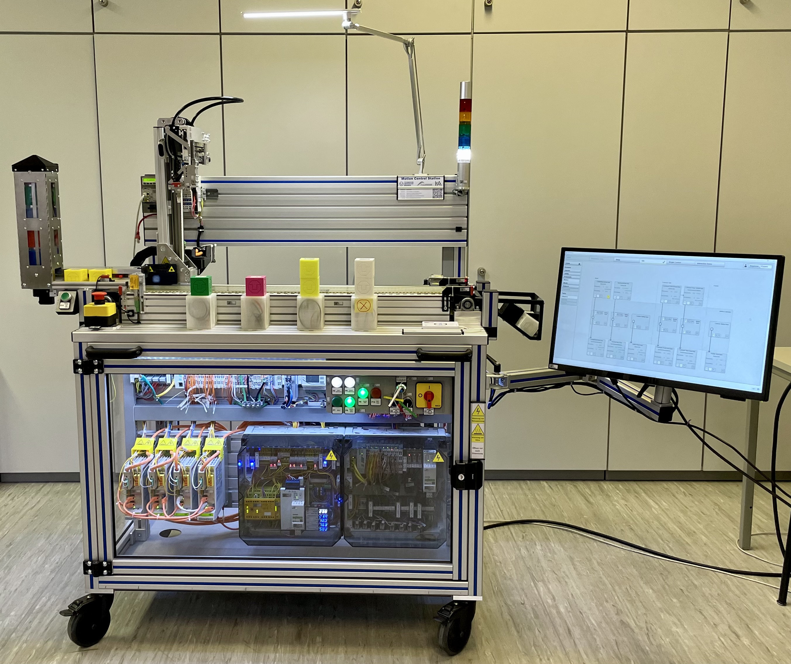 Finale Ausbaustufe des Versuchsstands. Darstellung in Betrieb.