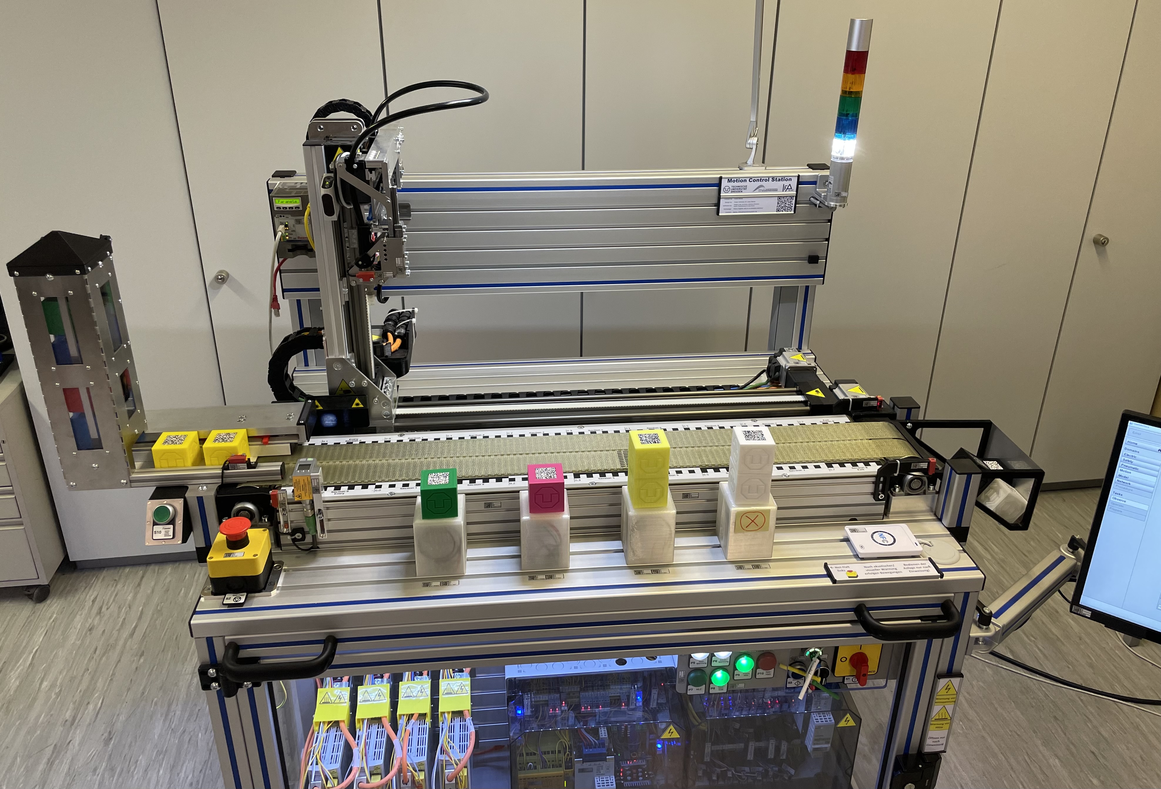 Finale Ausbaustufe des Versuchsstands, Aufnahme von schräg oben.