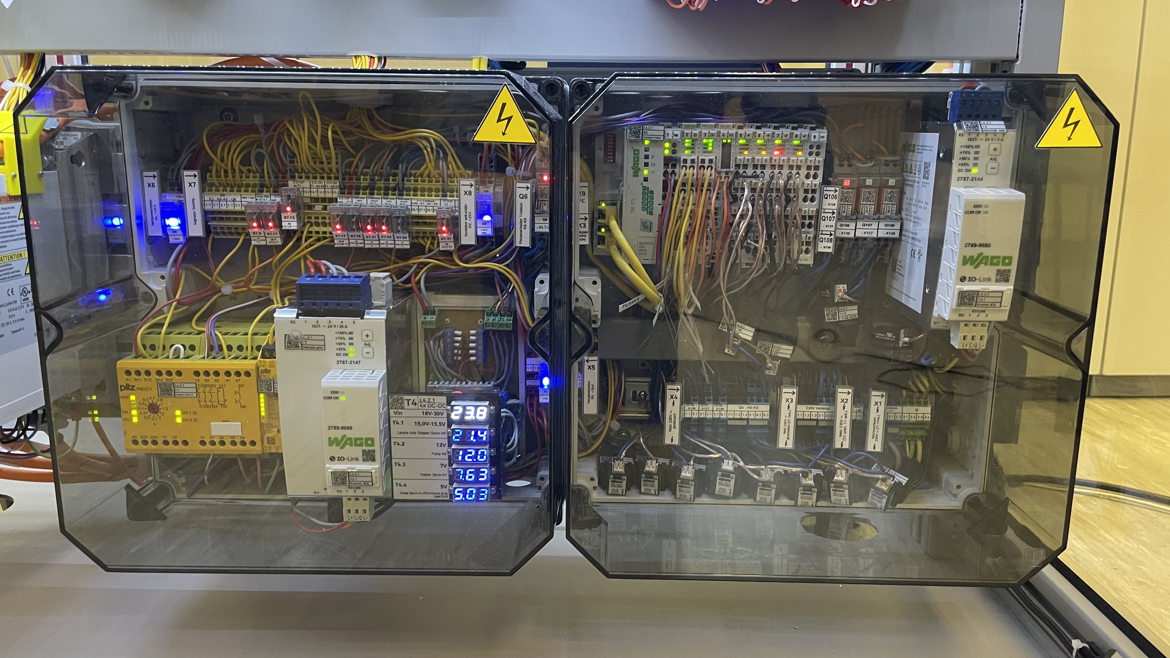 Überarbeitete Version des vorderen 230V/Safety Schaltschrankabteils.