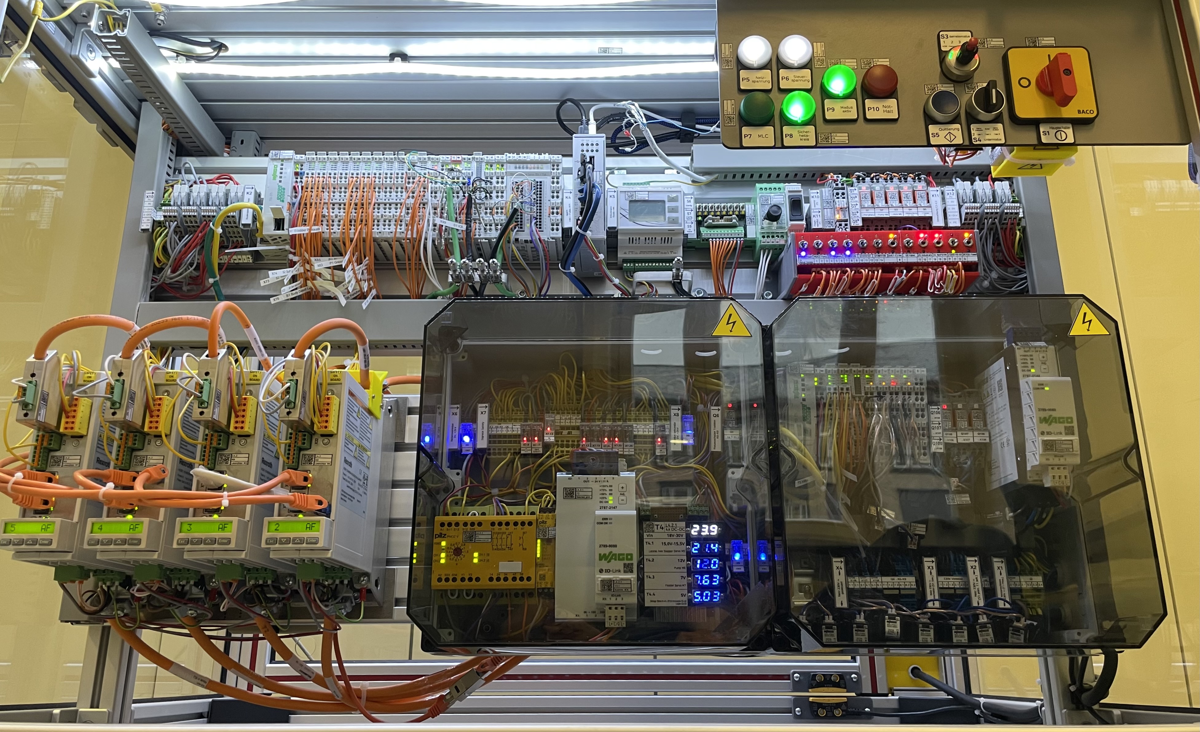 Überarbeitete Version des vorderen Schaltschrankabteils.