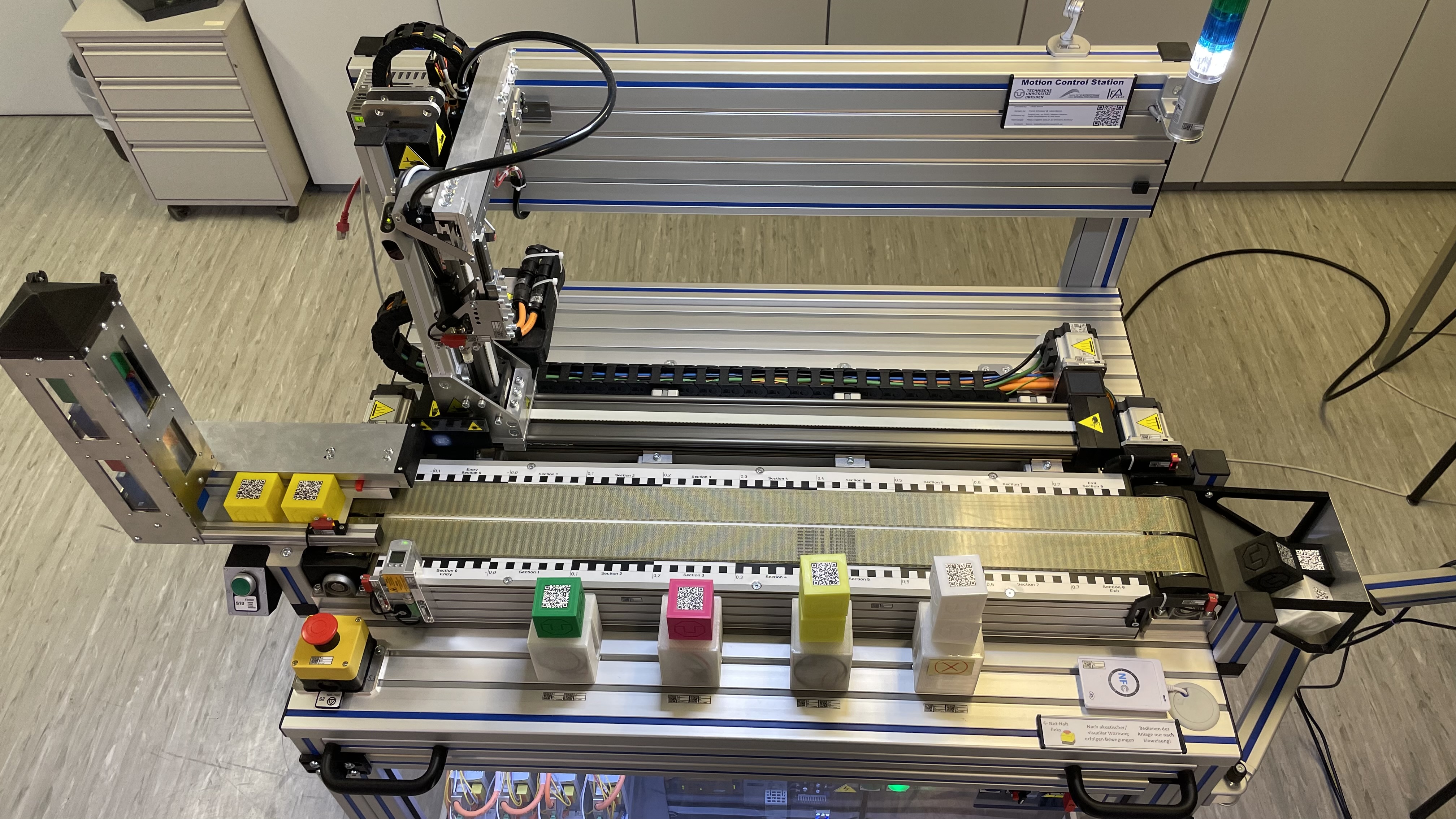 Finale Ausbaustufe des Versuchsstands, Aufnahme von schräg oben.